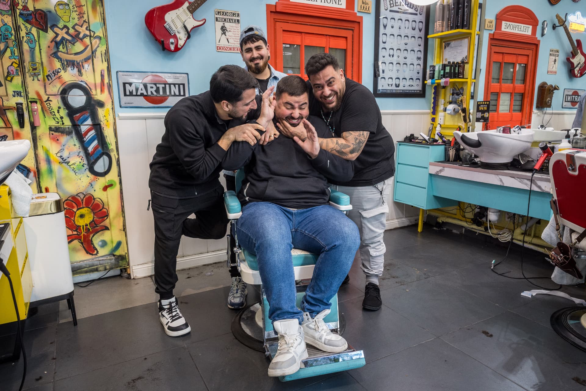צוות הספרים של The Barber TLV בעבודה